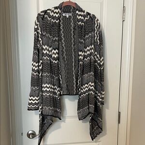 Jennifer Lopez black white and grey chevron sweater. Large